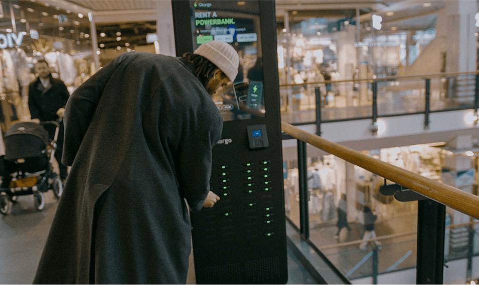 En kunde leier en powerbank fra en Chargo-stasjon